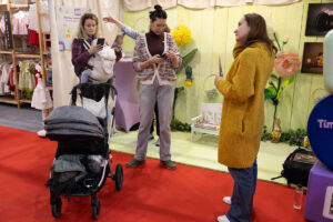 Vizitatori la Baby Boom Show primăvara 2026 — stand de cărucioare