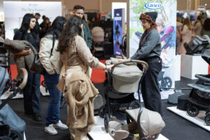 Vizitatori la Baby Boom Show primăvara 2026 — stand de cărucioare