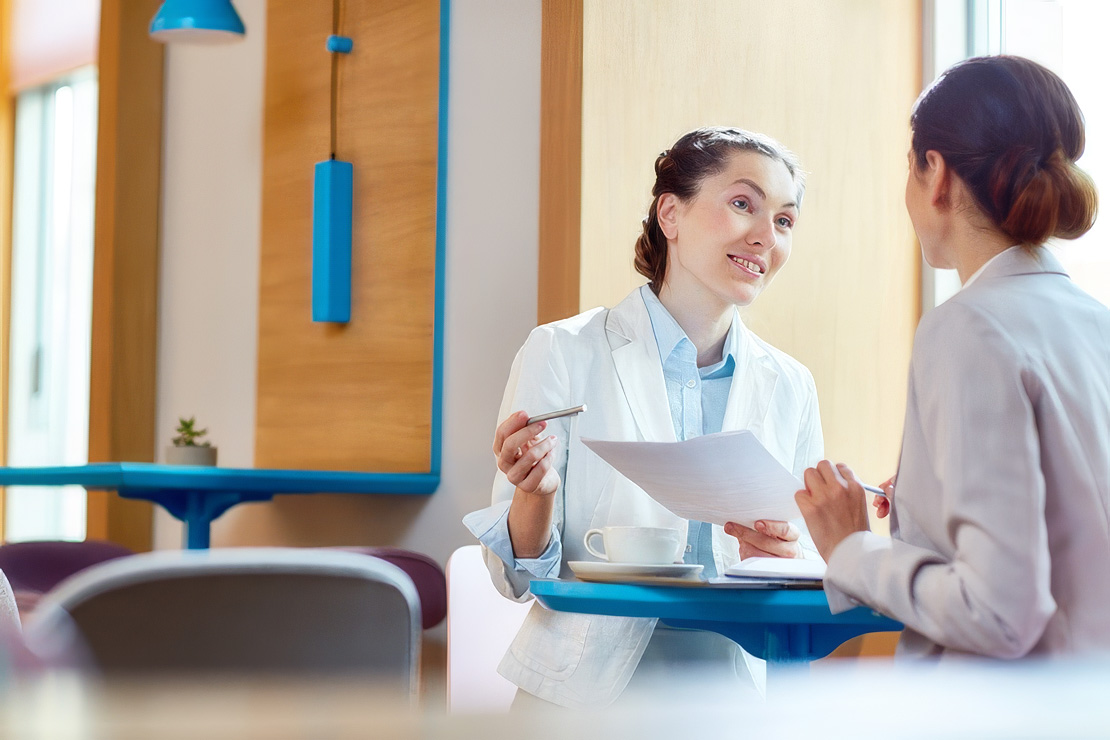 Discuție individuală între o femeie și un medic, la evenimentul Femeia, înainte de mamă