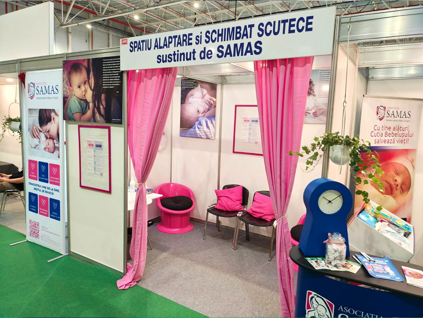 Spațiul de alăptare și schimbat scutece amenajat de SAMAS la Baby Boom Show
