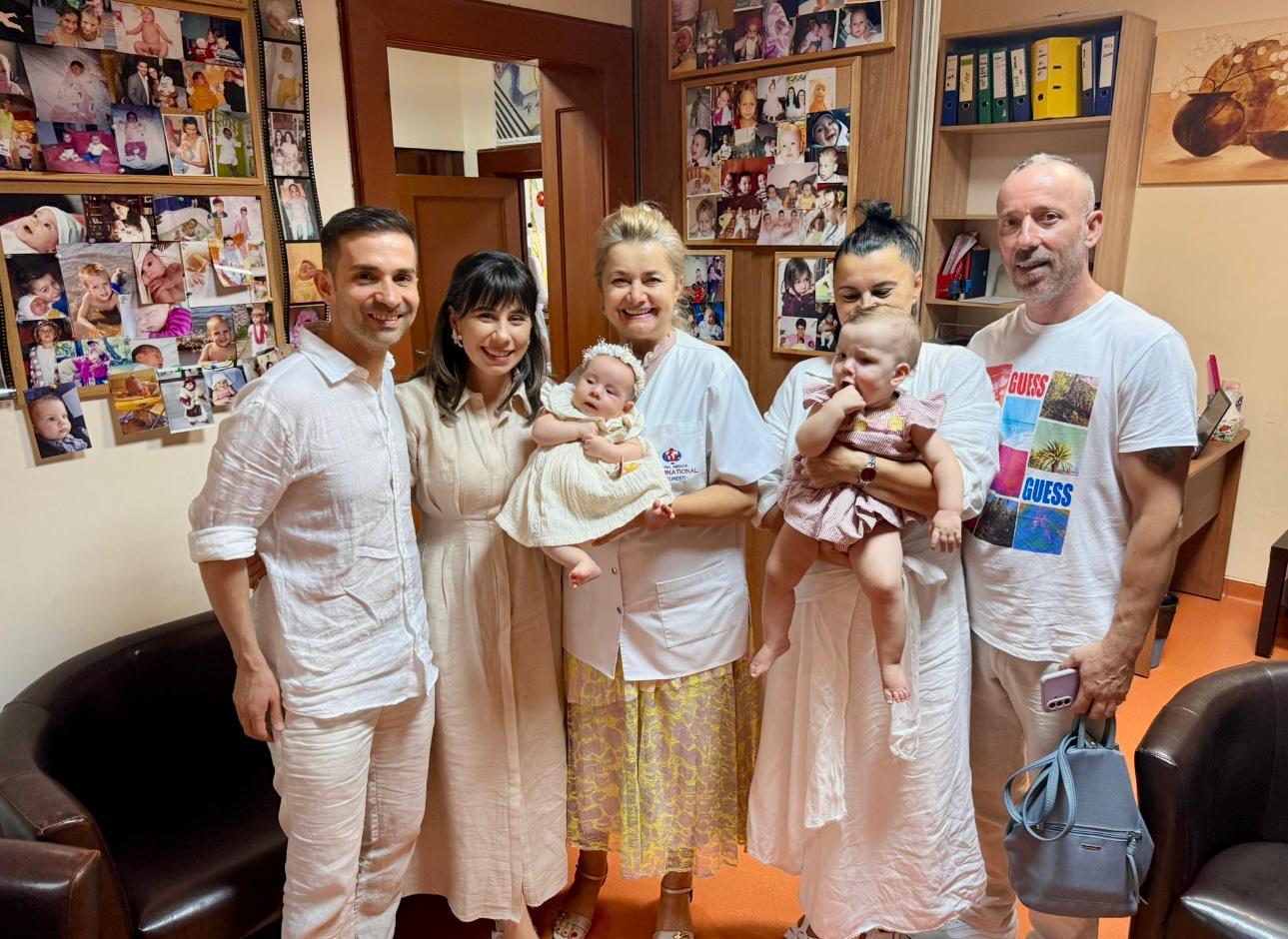 Dr. Denisa Marina Protopopescu alături de mămici și bebeluși, la cabinetul CMIB